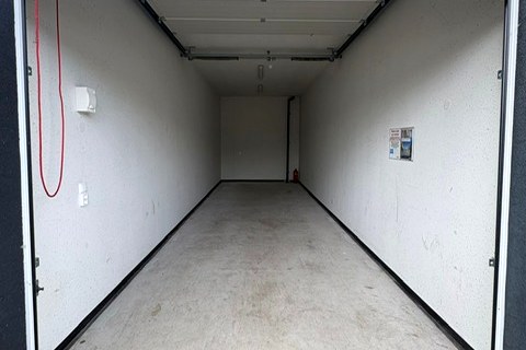 Garagebox met geopende sectionaaldeur op het garagepark in Almelo